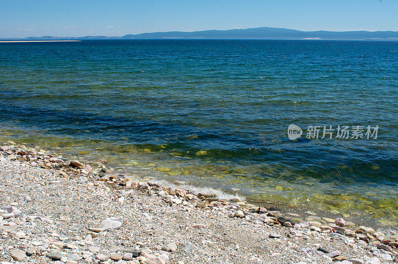 贝加尔湖石岸蓝天背景