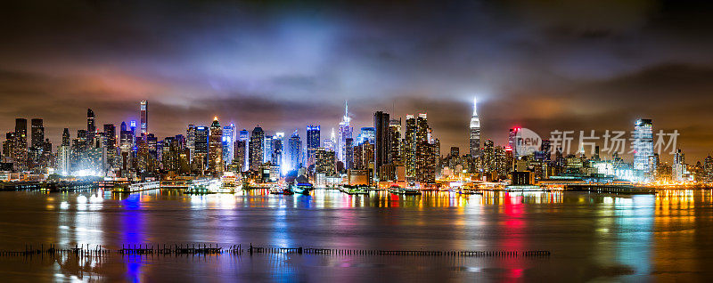 阴天晚上的纽约市全景图