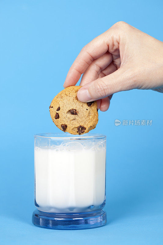 巧克力饼干和牛奶