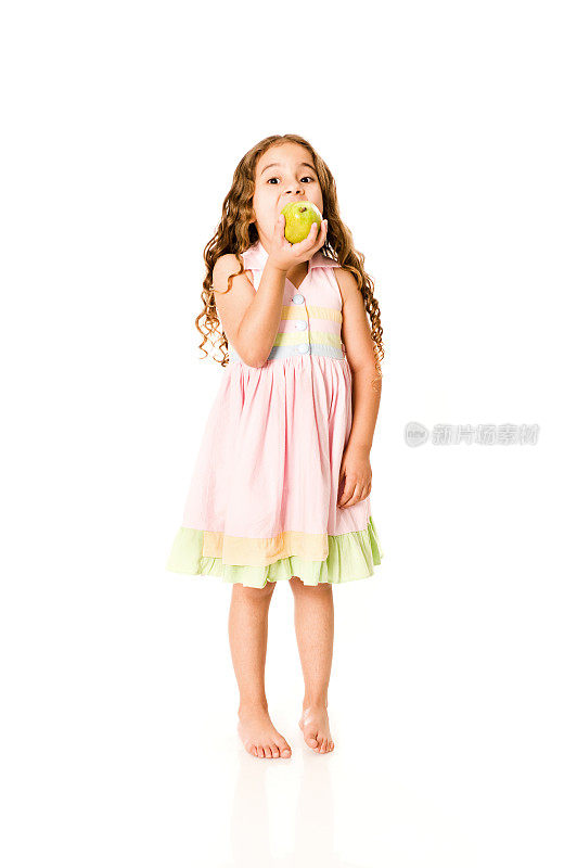 可爱的女孩在吃梨
