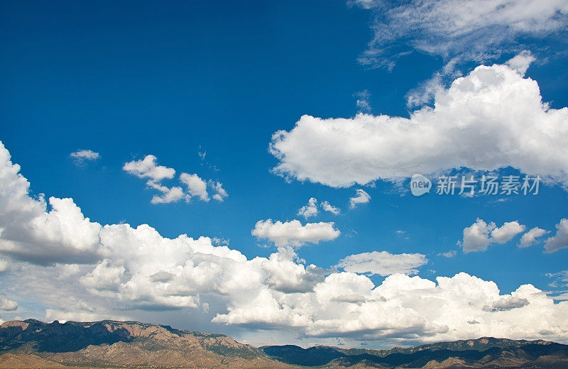 沙漠景观，蓝天和白云