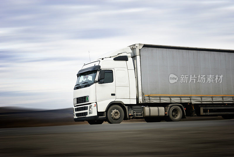 高速公路上的卡车