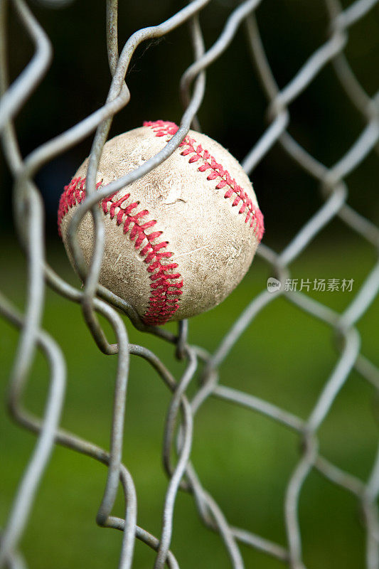 棒球被铁链围栏卡住了。