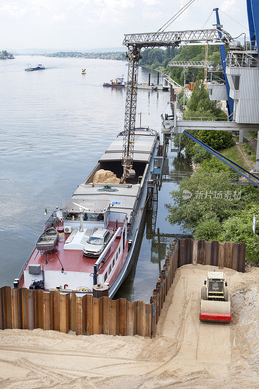 河边的建筑工地