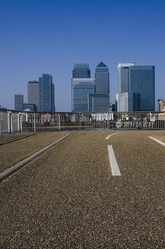 摩天大楼金丝雀码头与道路