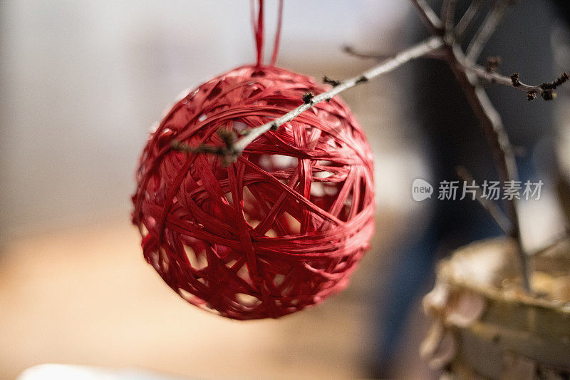 有红色圣诞球的桤木树枝