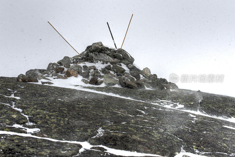 在暴风雪中接近约敦海门的山峰