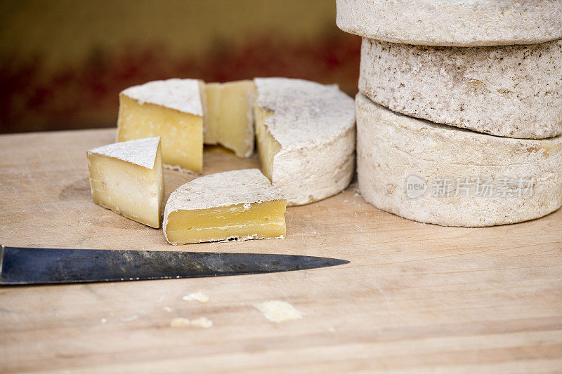 在农贸市场品尝奶酪