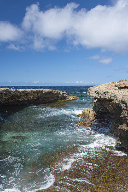 小海湾和崎岖的海岸线