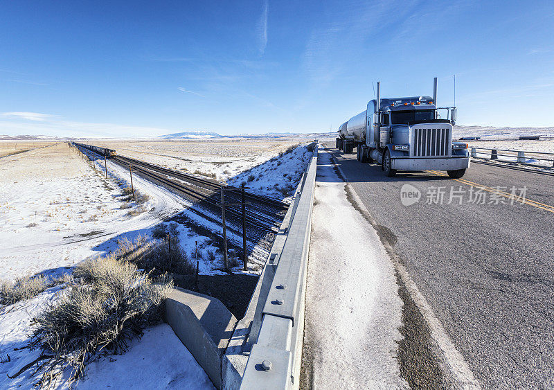 怀俄明州冬季汇聚油罐车拖车和货运列车