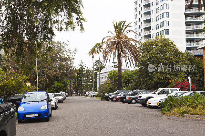 城市风景，街道和公寓停车场