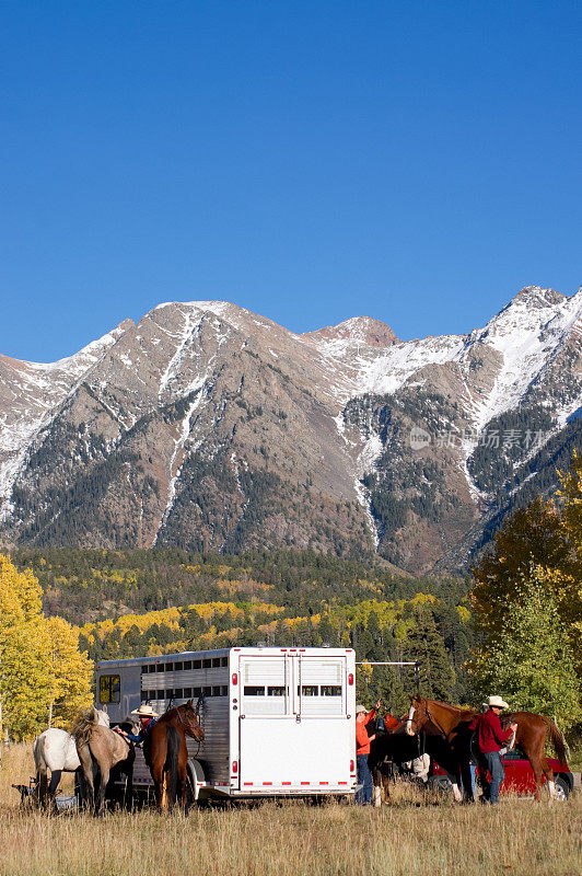 骑马准备和山地景观