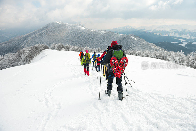 登山运动员在山上行走。