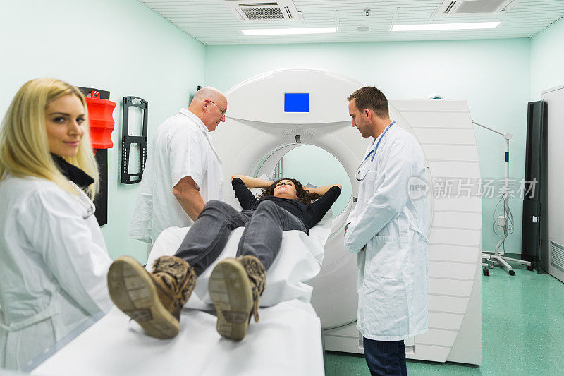 放射科主任，年轻医生和病人，正在做PET扫描