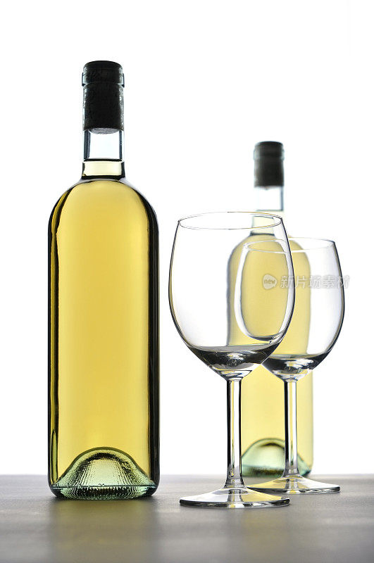 两杯葡萄酒和玻璃杯