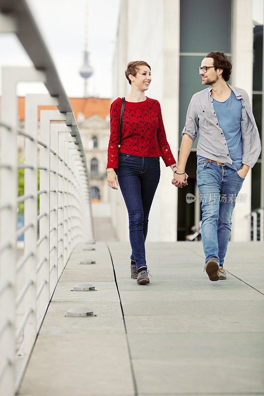 走在桥上的年轻夫妇
