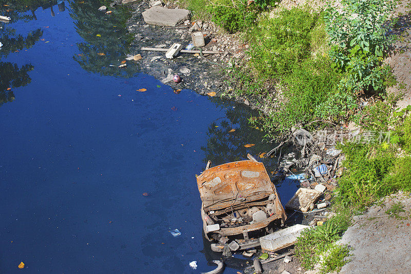 汽车被扔进被污染的河里