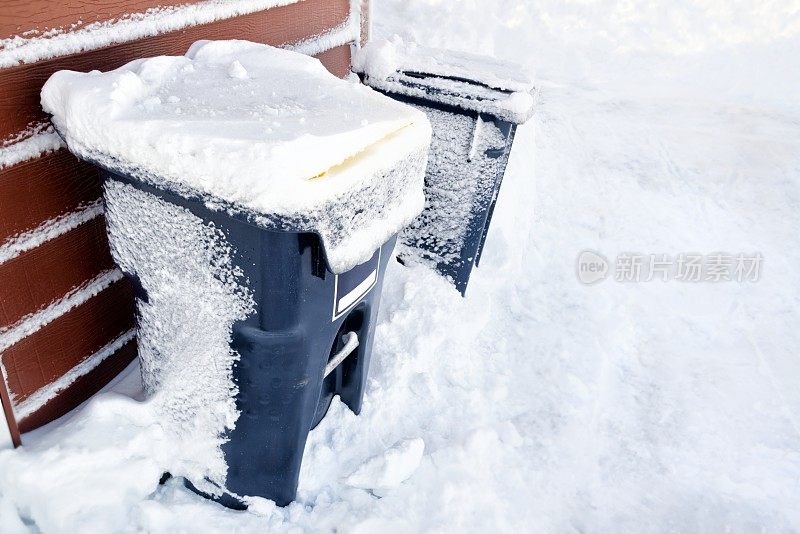 雪堆中的回收箱