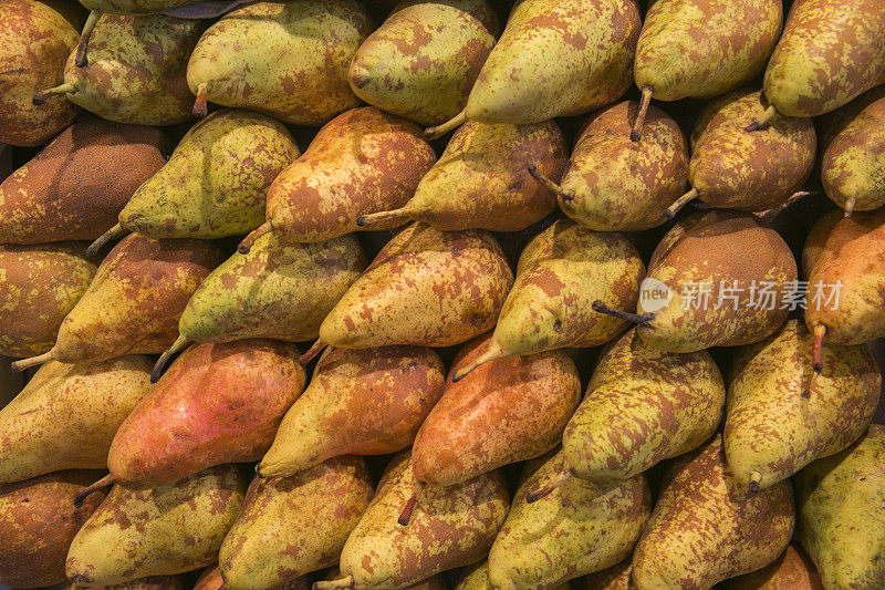 传统的梨水果在博克里亚开放市场西班牙巴塞罗那