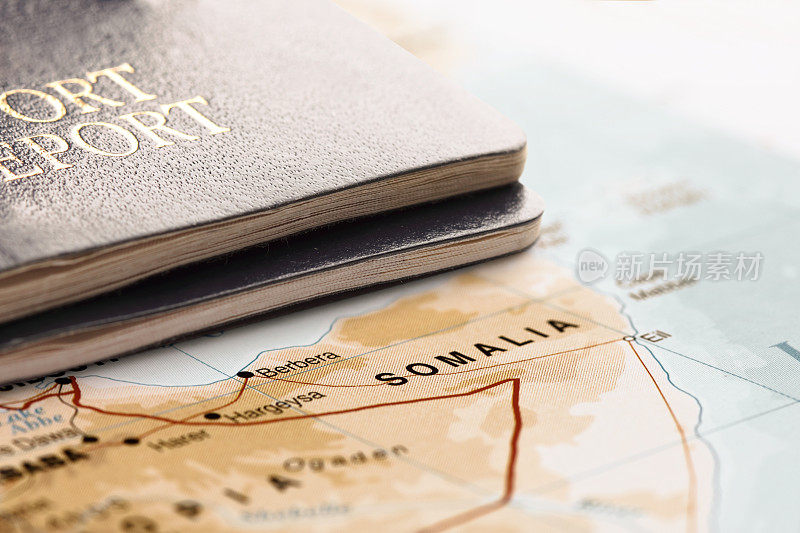 索马里的目的地。地图上的两本护照。旅行的概念。
