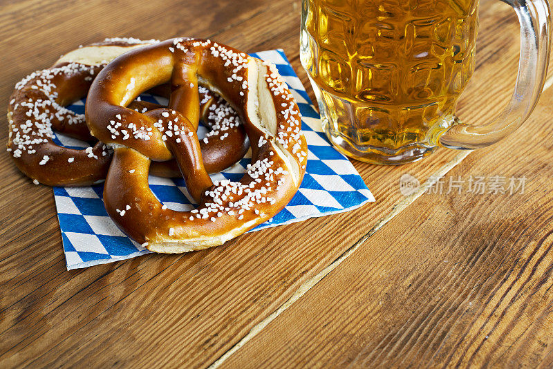 慕尼黑啤酒节背景-啤酒和椒盐卷饼