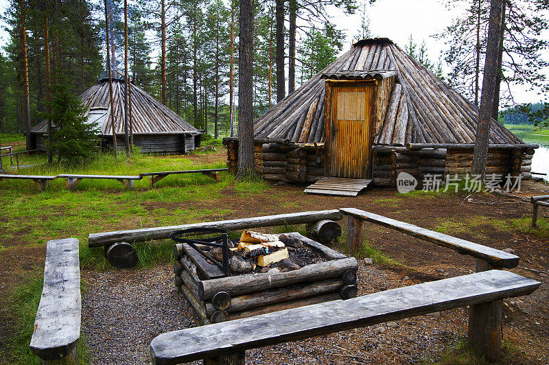 壁炉和木制帐篷