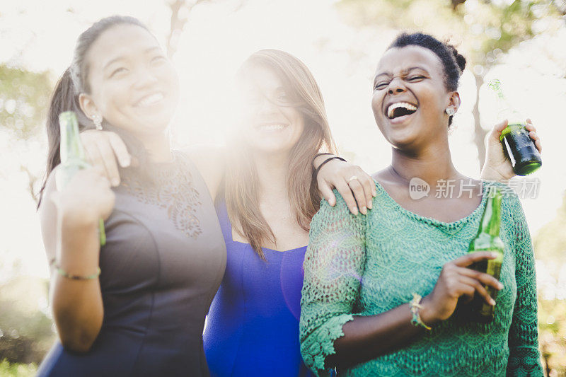 三个年轻女人在公园玩得很开心