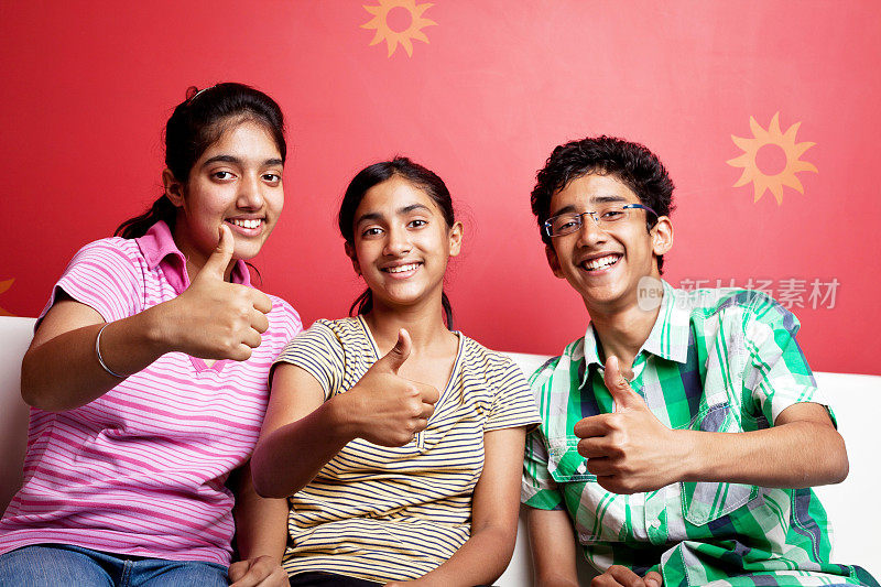一群兴高采烈的印度青少年竖起大拇指