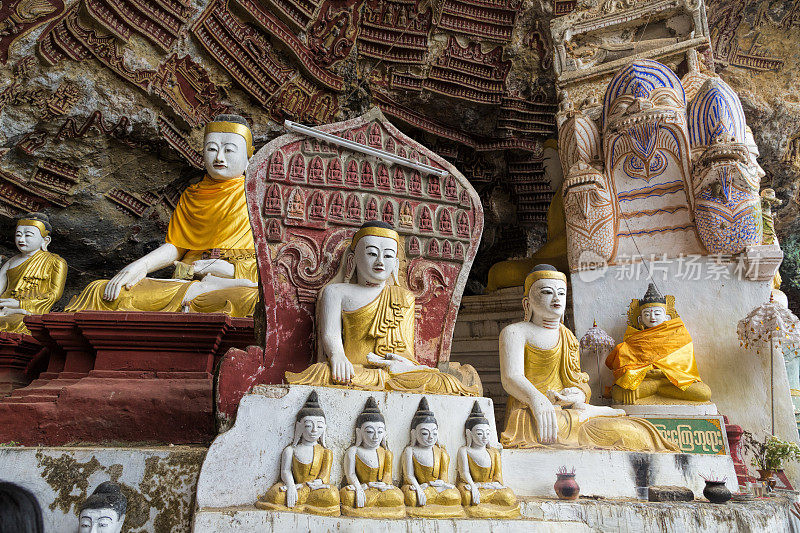 缅甸巴音奈洞旁的佛教寺院，里面有佛像。