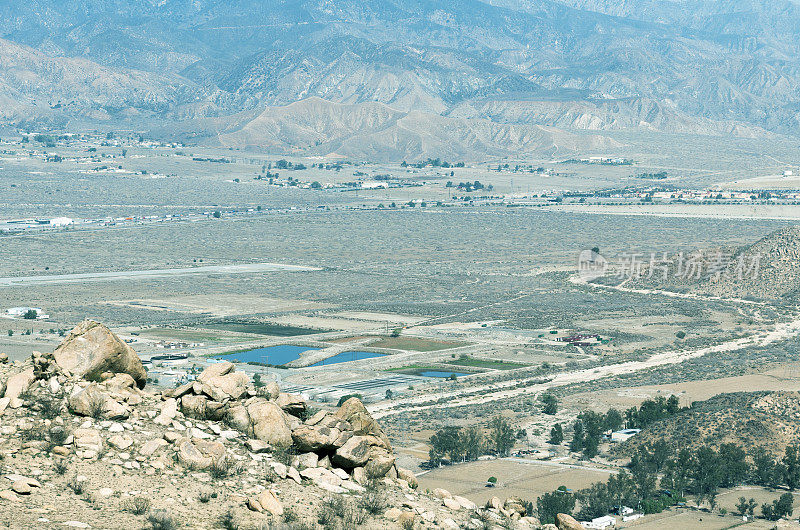 加州班宁市水净化厂的高架视图