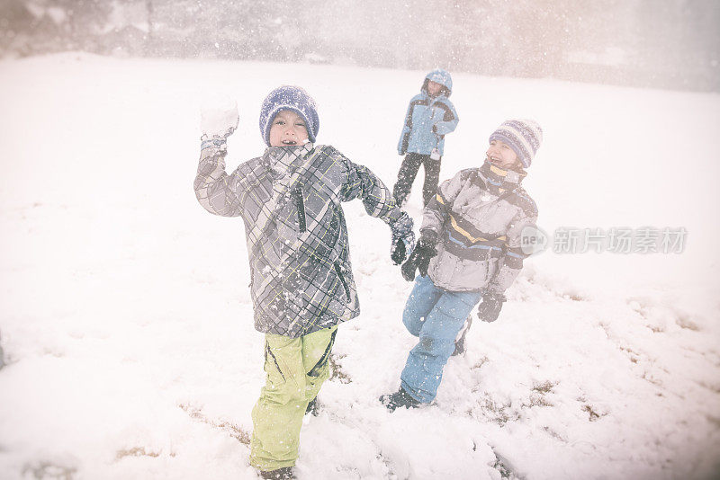 打雪仗的孩子扔雪球