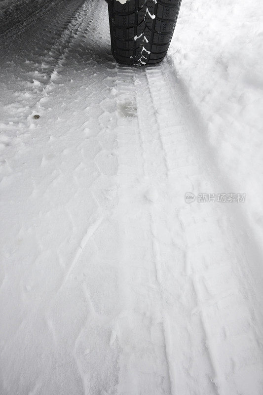 雪地上的刹车痕
