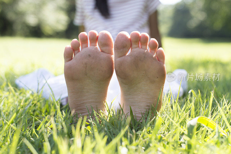 草地上女孩的腿和脚