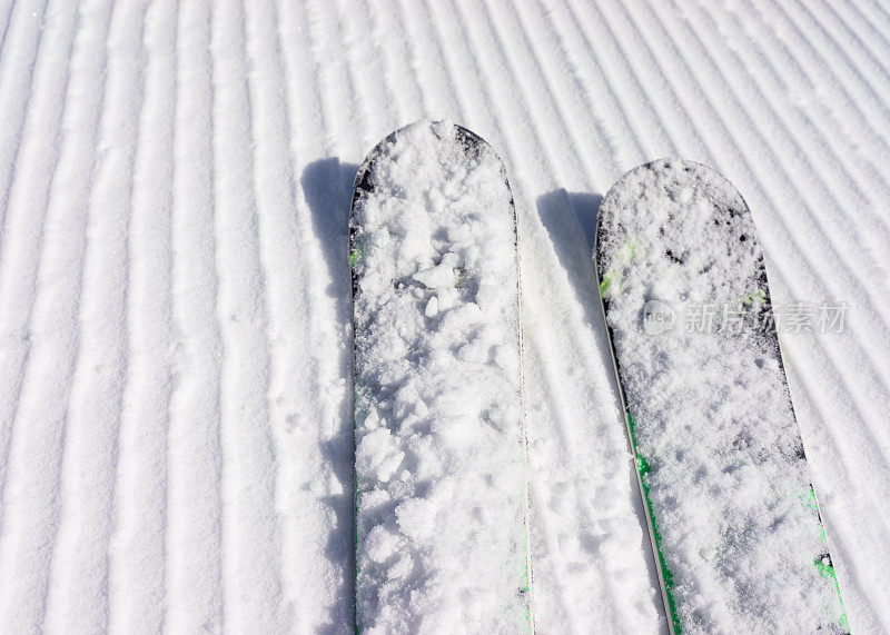 一对滑雪板在新修的雪道上