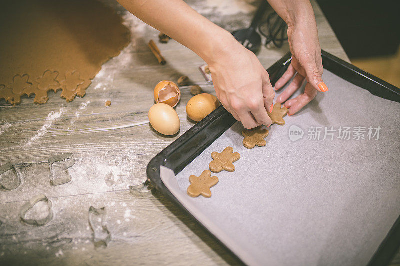 做姜饼和饼干的女人