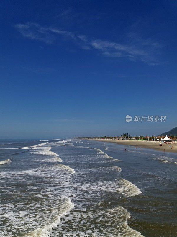 碧空映衬下的海滩风景