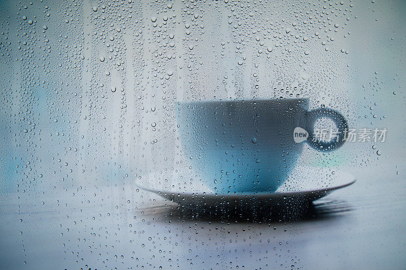 下雨天的咖啡杯