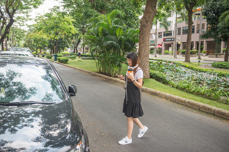 年轻女孩在过马路时打电话