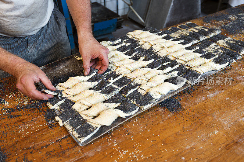 丹麦的面包师制作丹麦糕点