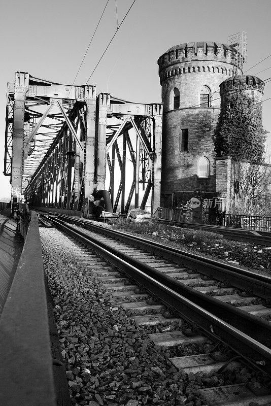德国美因茨莱茵河上的火车桥