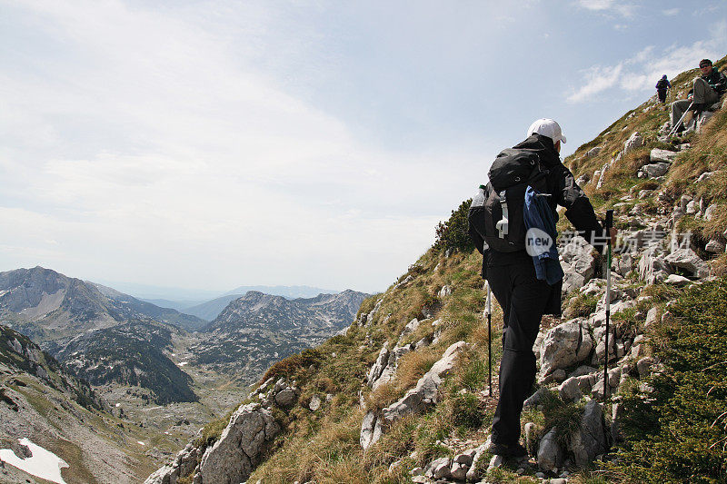 徒步旅行者要去山顶