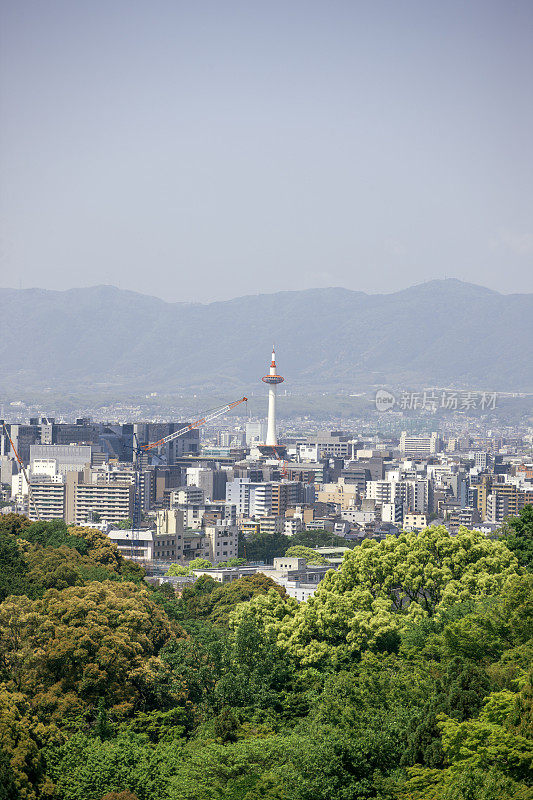 日本京都，白天的城市天际线，京都塔