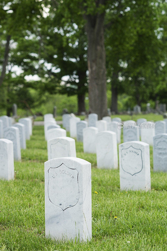 美国军人公墓的一排白色墓碑