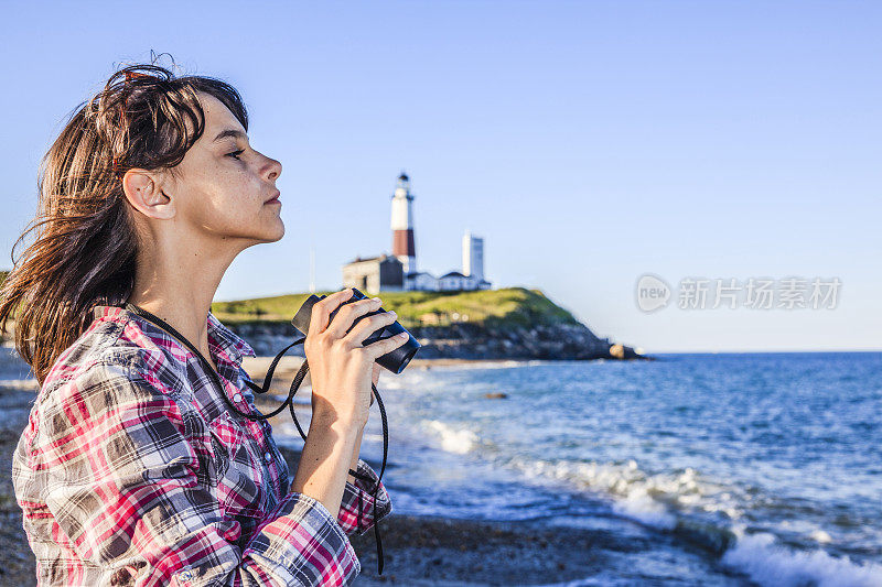 少女用双筒望远镜探索海洋