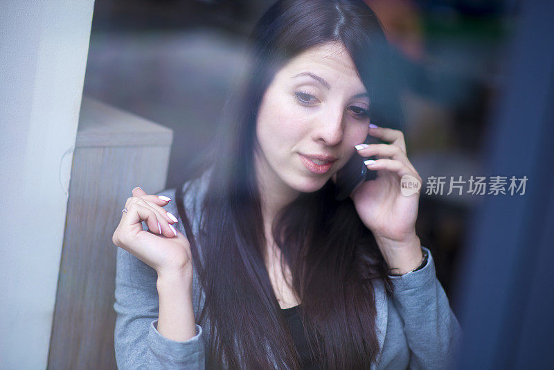商务女性用智能手机聊天