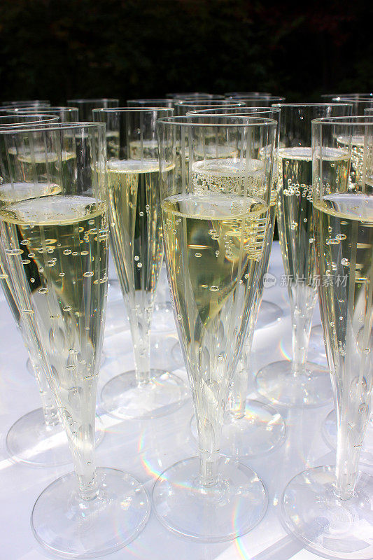 在婚宴上，塑料香槟酒杯像起泡的酒杯