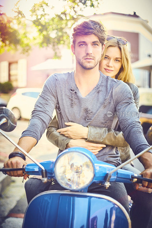 女人拥抱骑着复古摩托车的男人