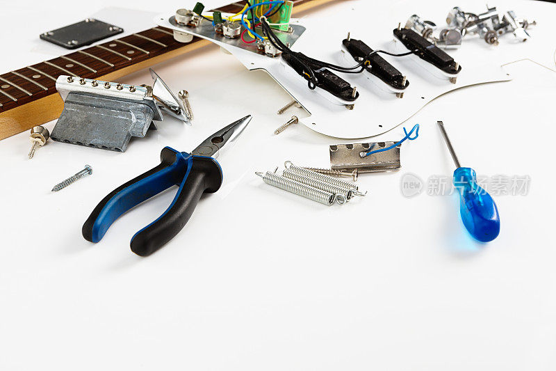 电吉他零件和工具放在工作台上