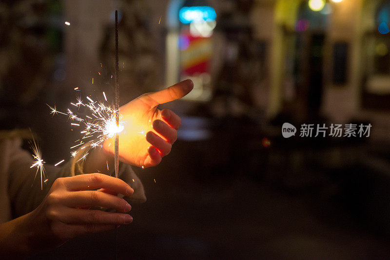 美丽的火花在女人手中的花环背景