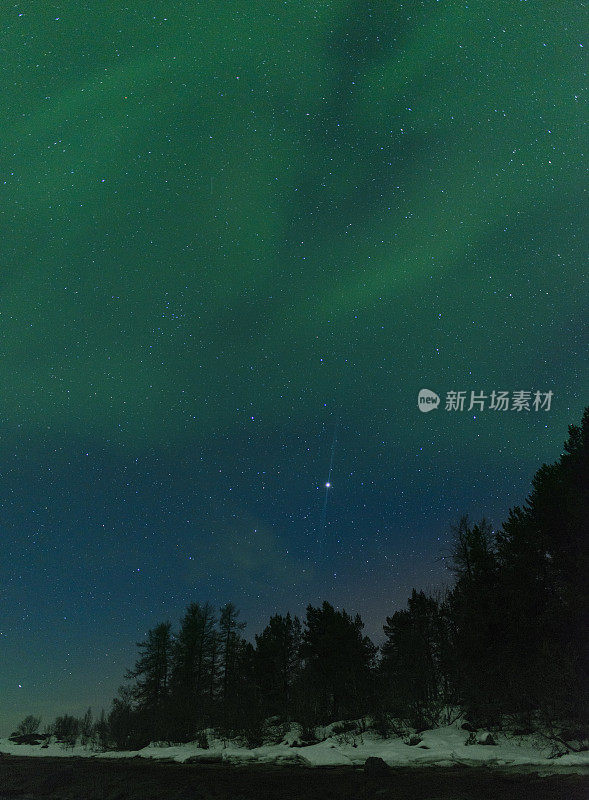 冬天，挪威韦斯特伦海岸上空的北极光